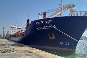 على متنها 10 آلاف طن طحين وشعير.. مرفأ طرطوس: البدء بتفريغ حمولة “لاوديسيا”